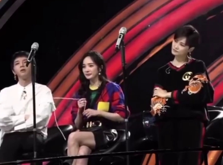娱乐新鲜爆 杨幂玩华晨宇衣服带子