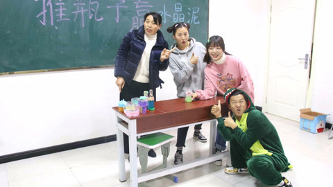 美女家务事 学生挑战推瓶子赢无硼砂泥，没想小美是“神推手”，太厉害了！