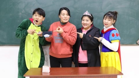 美女家务事 手机支架不用花钱买，小晴用粘土帮老师做了一个，简单又实用