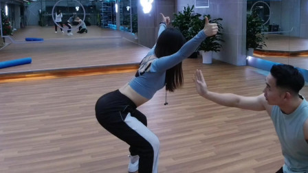 每天坚持屈膝后摆臂50次，改善圆肩驼背，肚子一天比一天平！