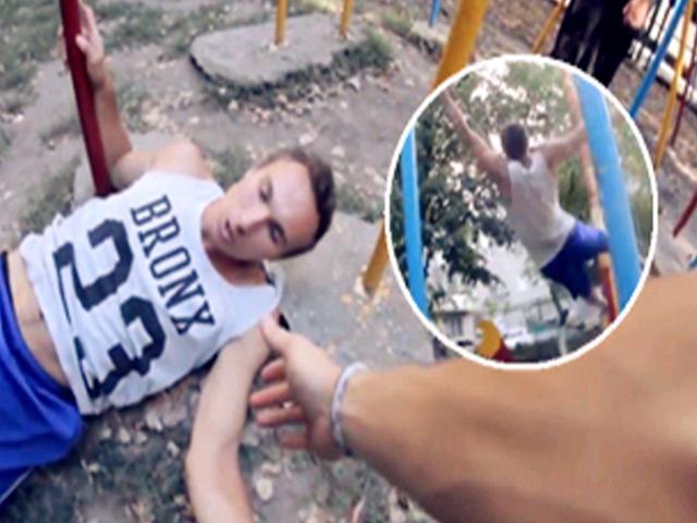 囧人囧事 尴尬！肌肉男玩单杠被摔惨