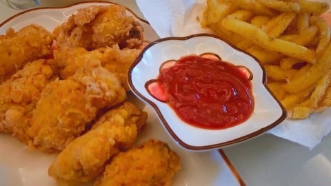 梁小轩和轩妈试吃各种美食 轩妈自制肯德基套餐