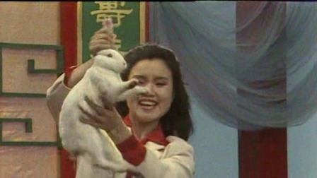 央视1987春晚 冯京小魔术《变兔》，兔年送兔超应景