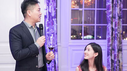 土豆娱乐快报 2018 2月 刘强东夫妻一同宴客“望夫眼”满满是爱