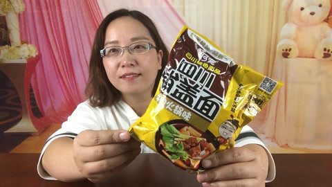 梁小轩和轩妈试吃各种美食 试吃“四川锅盖面”