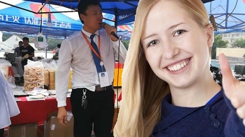 唱罢吹灯 地摊老板现场飙歌拉生意，这歌声也是醉了