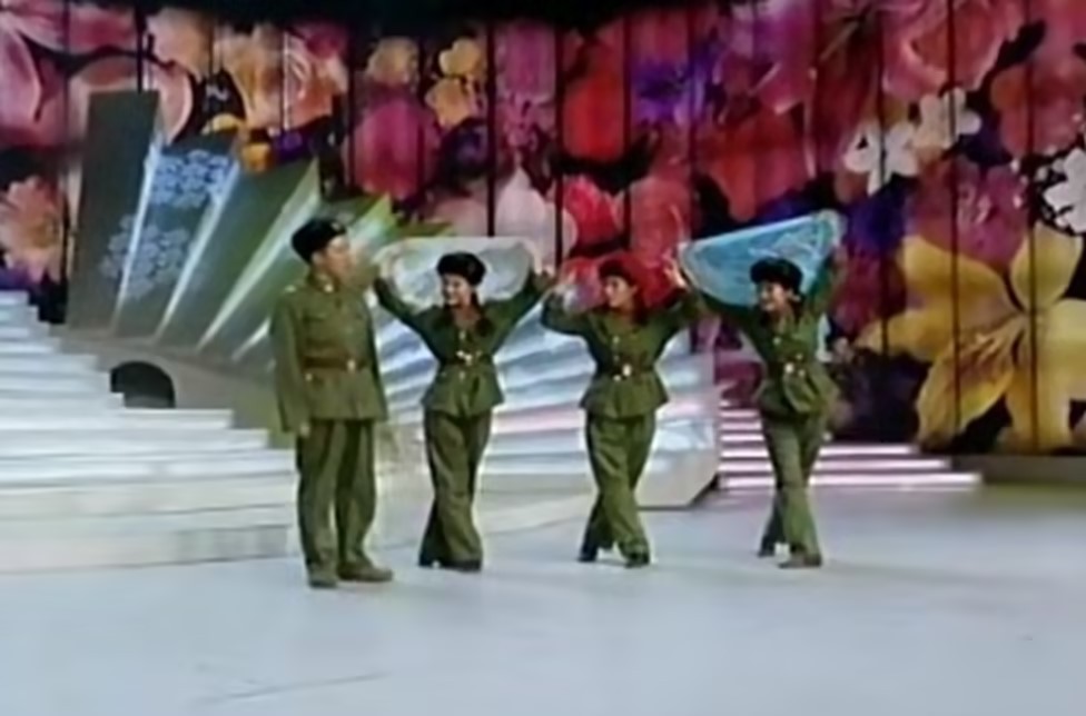 孙涛携三个新人演绎的军旅小品《三姐妹当兵》