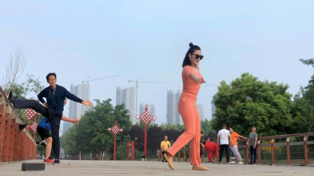 谁家的女人这样体型也能跳舞佩服《哎呀》