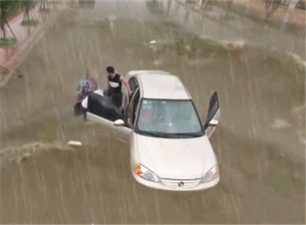 新闻大求真 如何安全驾车通过积水路段？