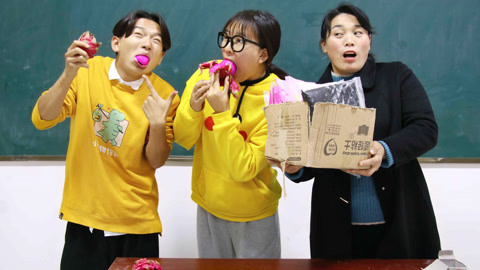 美女家务事 挑战一口吃火龙果赢粘土，小晴这招也太厉害了，一口吃下一整个