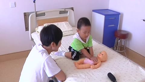 城市直通车 两岁男孩逆天技能心肺复苏
