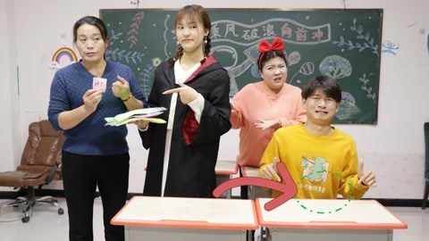 美女家务事 同学的粘土不让玩，小晴用“隔空取物”拿粘土，没想老师一招破解