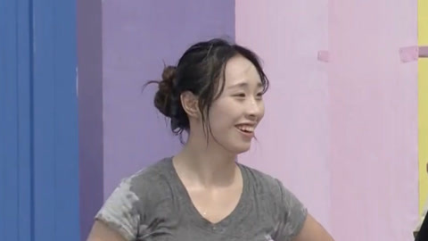 包包首次挑战极速落水 空姐半路掉鞋灵活走位