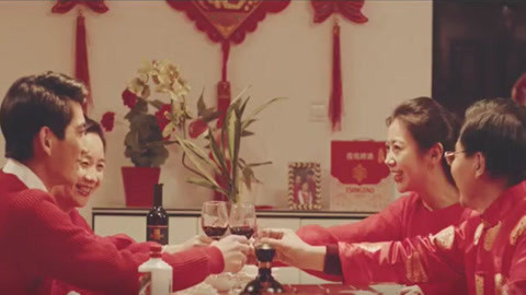 囧闻一箩筐 真情聚团圆，杯酒话福年。