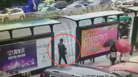 中年男子因感情不顺当街疯狂撒钱 致交通堵塞