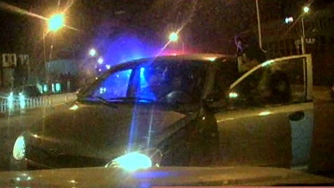 城市直通车 司机醉驾狂逃 先撞护栏再撞车