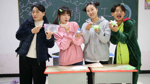美女家务事 同学们比赛用粘土捏小乌龟，小美巧手捏出“杰尼龟”，真可爱