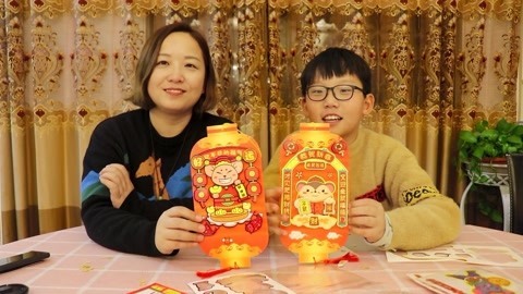 梁小轩和轩妈试吃各种美食 DIY灯笼