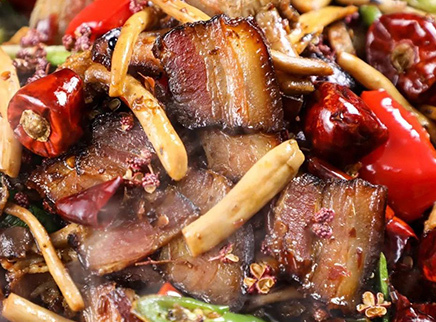 美食台 热气腾腾的腊肉干锅茶树菇