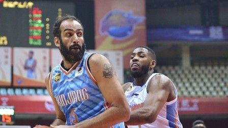 CBA 18/19赛季 四川VS新疆第二节：奋起直追，亚当斯狂下三分雨，半场新疆61-45四川
