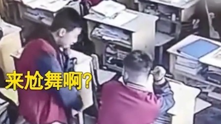 浙江一学生课间和同桌切磋尬舞，网友：起身那一刻，就知道不简单