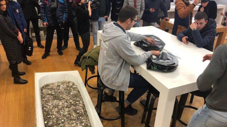 半岛奇闻 俄罗斯青年抬一浴缸硬币，购买新款苹果手机，店员数钱数到手软！