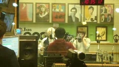 IU kiss&cry So Hot Kiss The Radio 饭拍版 11/11/15-Super Junior (SJ)