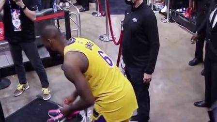 NBA热辣资讯 詹姆斯里程碑之夜赛后送鞋给小球迷！真是个优质偶像啊！