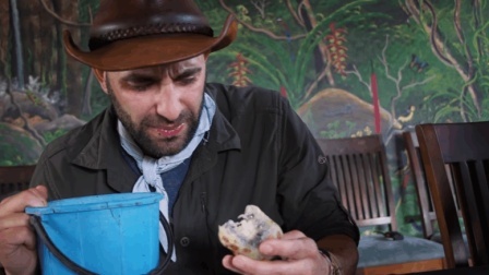 老外作死挑战世界上最难闻的水果, 吃一口狂吐不止!