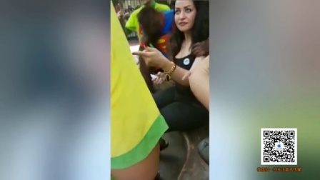 蓝天娱乐快报 2016 7月 实拍猩猩遇到美女搂抱亲吻 得寸进尺频频袭胸 160715