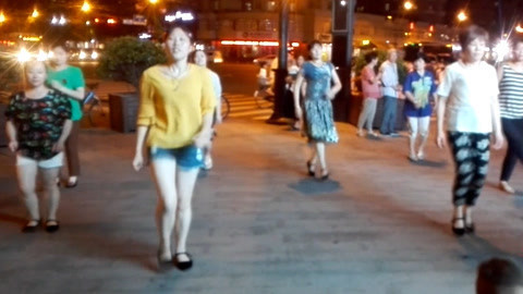 唱罢吹灯 也是醉了！农村小媳妇和大妈斗舞《歌在飞》