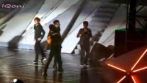 2PM Don't Stop Can't Stop 南京演唱会 主Nichkhun 饭拍版 12/02/25-2PM