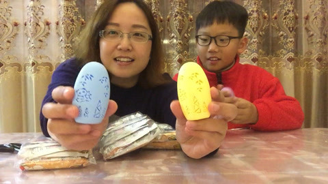 梁小轩和轩妈试吃各种美食 试用“迷你暖手宝”