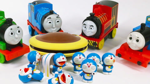 托马斯小火车玩具  托马斯和他的朋友们玩哆啦A梦铜锣烧玩具