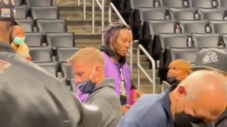 NBA热辣资讯 霍华德赛后久未离场！看到想打球的霍师傅真的太心疼了！