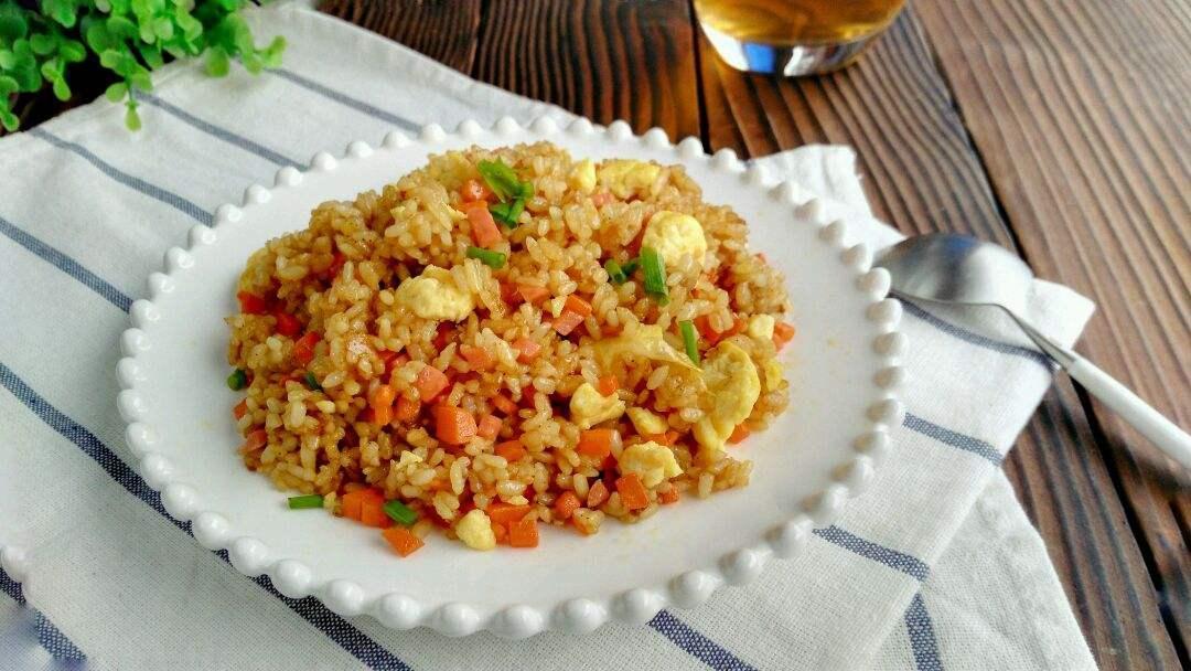 美&middot;食 剩饭别再做成蛋炒饭了，加这些配料一起炒，比米饭还香