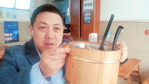 唱罢吹灯 人间美食木桶饭，味道好极了大叔狂吃，吃完还想吃