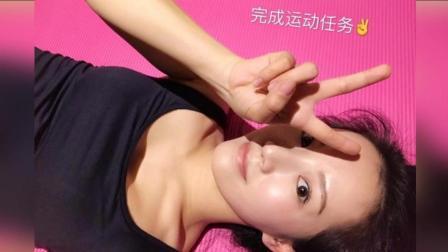 嘻嘻娱乐 2017 11月 阔太李念深夜晒健身美照 比V卖萌上围吸睛 171129