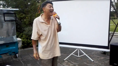 唱罢吹灯 卖唱大爷飙歌《敢问路在何方》听醉了
