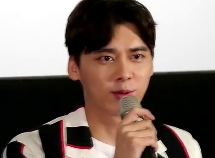 峰记本-李易峰资源博 李易峰穿西装现身北京站路演