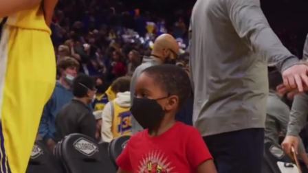 NBA热辣资讯 勇士新团宠小追梦各种为球员们服务！小追梦：击个掌都打疼我了！