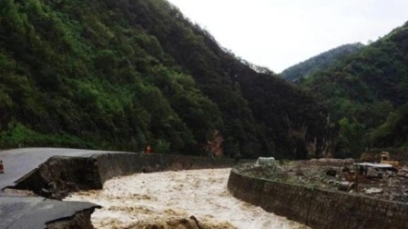 陕西暴雨致华山水流成河 景区：不建议爬山