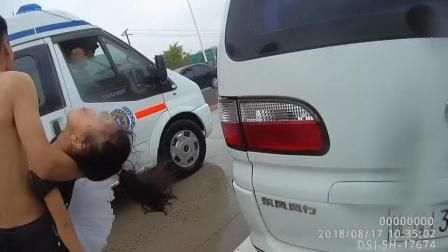 青蜂侠 民警受伤女孩开路 渴望警服能带给她一丝温暖