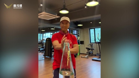 甄子丹挑战踢瓶盖成功，至今为止最完美的踢击！