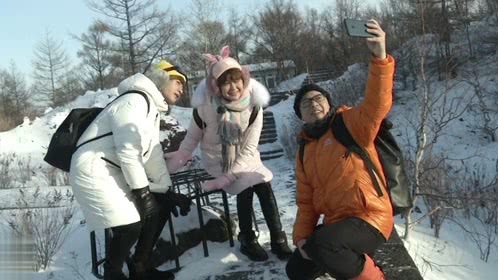 活力大冲关 团员为泡温泉 拼命参加冰雪的游戏