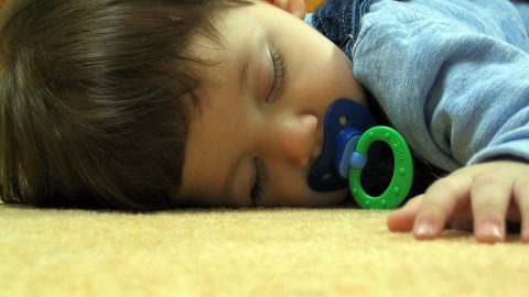 孩子对环境认生总哭闹