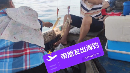 南澳岛赶海日记 彪哥带朋友出海钓鱿鱼，没想到朋友没钓过鱿鱼还这么厉害，渔获接连上钩