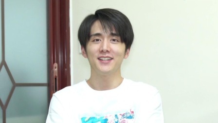 张新成哄你入睡， 嘎嘎秀“搓衣板”式腹肌