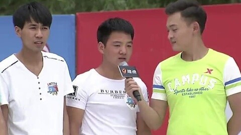 男生女生向前冲 空乘上演制服诱惑 现场T台秀
