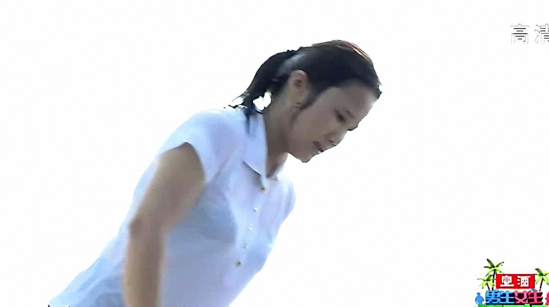男生女生向前冲 美女冲关刚被夸奖就落水，尴尬呀！